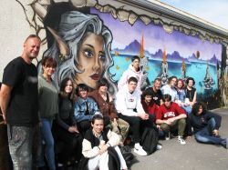 Les 2de et term Sri posent avec les graffeurs Ezra et Zermi